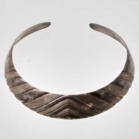 Halsring i silver, 30,5cm, öppning 4cm, bredd 13-22mm, 830/1000, vikt 39,9g.