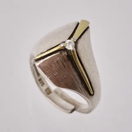 Ring i silver med guld detalj, stl 17, öppen skena, bredd 5-18,7mm, 1st vit sten, mått Ø2,4mm, 925/1000, vikt 9g.