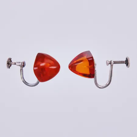 Ett par örhängen med bärnsten, längd: ca 1,5cm, bredd: ca 10mm, 835/1000 Vikt: 2,6 g