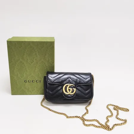 Väska, Gucci, GG marmont super mini bag, 16,5 x 10 x 4,5cm, svart läder, beslag i gulmetall, avtagbar axelrem, modellnr: 476433, serienr: 520981, kvitto från Short Hills New Jersey 2022, dustbag, ytterkartong. 