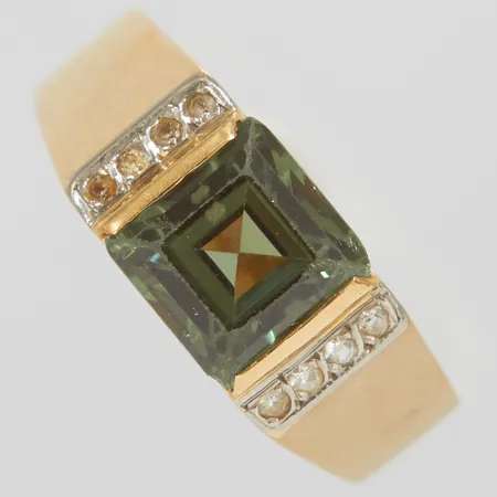 Ring, syntetisk grön spinell, lös i fattning, samt vita stenar, Ø17¼, bredd: 3,4-6,9mm, repor, 18K Vikt: 4,9 g