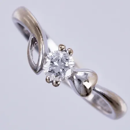 Ring med diamant ca 1x0,23ct, enligt gravyr, 16, bredd ca 2-4mm, 18K Vikt: 2,1 g