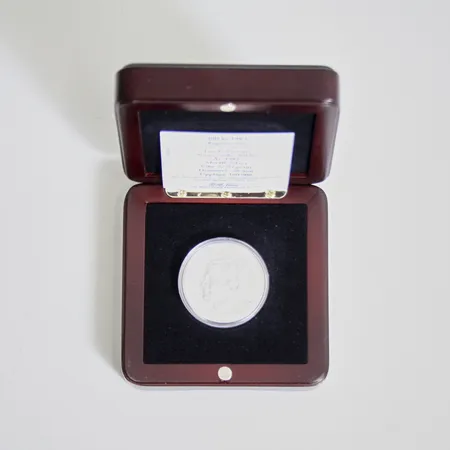 Mynt i silver, Carl XVI Gustaf, 200 Krona år 1983, 925/1000, myntkapsel, schatull i trä, informationshäfte från Mynthuset, upplaga 100 000, vikt 27,03g.