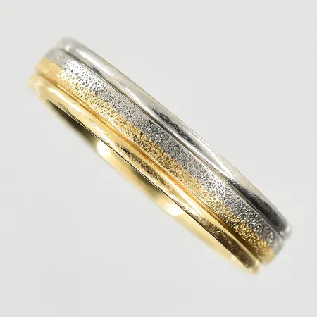 Ring, stl 21, bredd 5 mm, gravyr, rödguld/vitguld, 18K. Vikt: 7,3 g