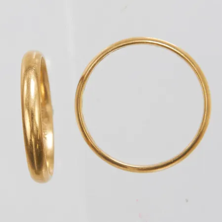 Två ringar, Ø18-18½, personliga gravyrer, en skev, 18K Vikt: 5,6 g