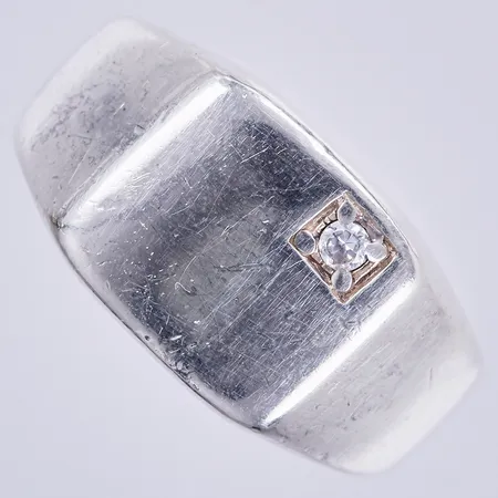 Klackring med vit sten, stl ca 17½, bredd ca 3-11mm, aningen skev skena, silver 925/1000 Vikt: 9,2 g
