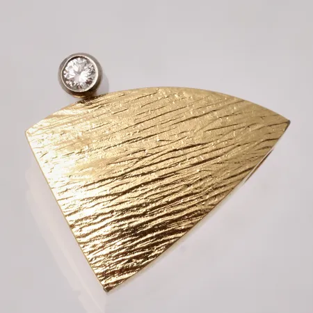 Hänge i 18K guld/vitguld, mått 18,5x19,8mm, 1st diamant, 0,09ct, vikt 5,39g.
