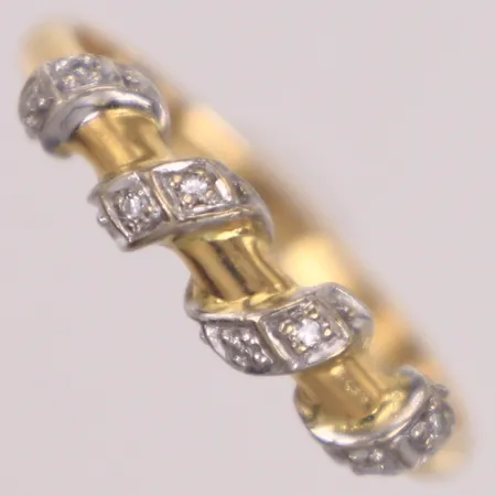 Ring med diamanter 8xca0,005ct åttkantslipade, stl 19, bredd 2-4,8mm, fattning i vitguld, 18K Vikt: 2,9 g