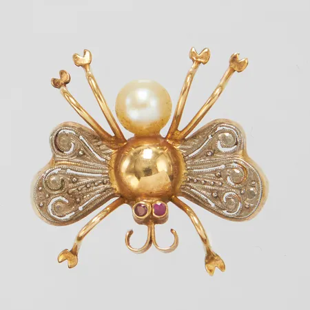 Brosch, odlad sötvattenpärla samt rosa stenar, 25,5x27,5mm, tvåfärgad, 14K Vikt: 3,8 g