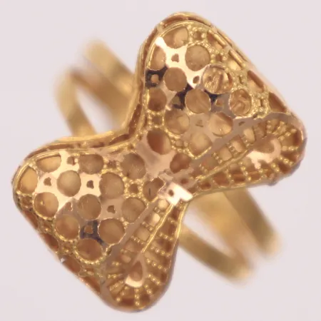 Ring med filigranarbete, stl 17½, bredd 2,7-17mm, skev, 18K  Vikt: 1,8 g