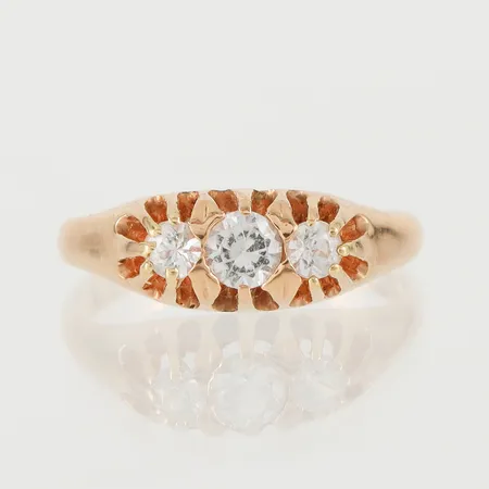 Ring med 3 st stenar, guldsmed Harry Hermansson Stockholm 1959, storlek 16 mm, bredd 1.4-5.9 mm, 18k.OBS! Skickas tidigast 4/8 pga. semesterstängt. Vikt: 2,6 g