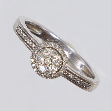 1 Ring med diamanter, 21xca0,005ct, 1xca0,01ct, 5xca0,02ct, vitguld, GHA, gravyr, 18K Vikt: 2,8 g