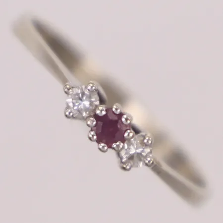 Ring med diamanter 2xca0,04ct och röd sten, stl 18, bredd 1,1-3,4mm, vitguld, 18K  Vikt: 1,7 g