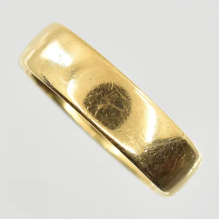 Ring, stl 18¼, bredd 6 mm, gravyr, 18K. Vikt: 8,7 g