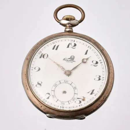 Fickur Lejon Ø50mm, manuell, 15rubis, 24-timmarsvisning, silver 800/1000, boettnr: 379035, sekundvisare saknas, går ej att vrida upp urslag i urtavla, bruttovikt 71g.
