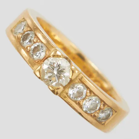 Ring, 7 diamanter 0,75ctv enligt gravyr, Ø16¼, bredd: 4,2-4,6mm, personlig gravyr, repor och hack, 18K Vikt: 7,1 g