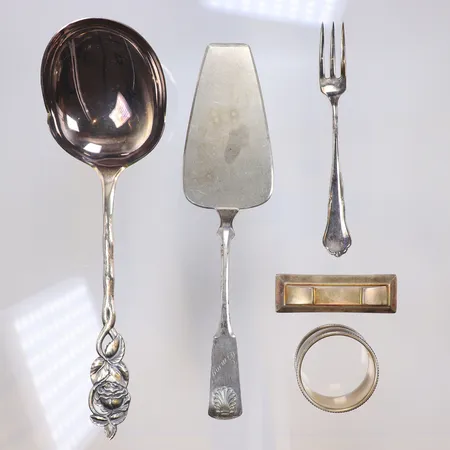 Diverse silver, gravyr, defekt, Silver 813/1000 Vikt: 143 g