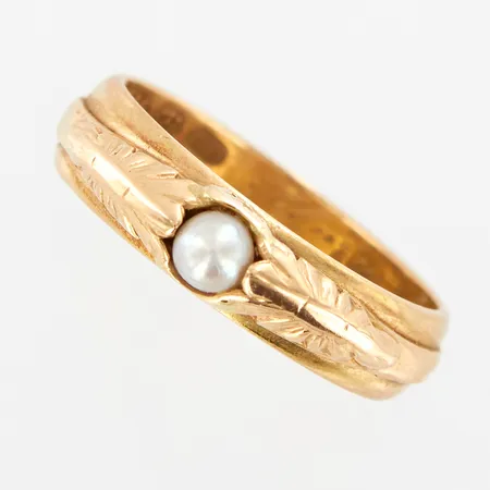 Ring med pärla, stl: 19, bredd: 5,5mm, gravyr, 14K,  Vikt: 5,6 g
