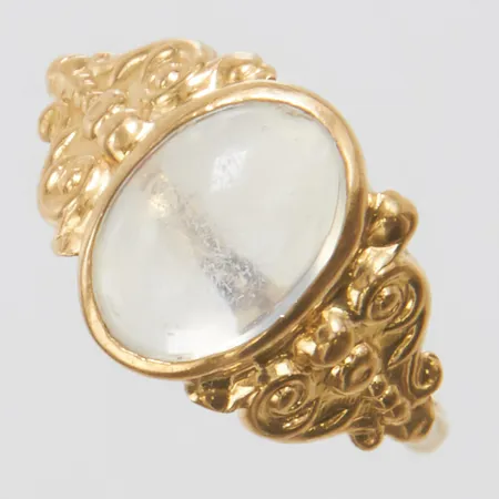 Ring, månsten med nagg och slitage, lös i fattning, Ø16¼, bredd: 1,5-10,3mm, svenska stämplar, 18K Vikt: 2,2 g