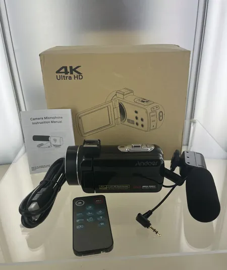 Digital videokamera 4K recorder med tillbehör.  30.0 Mega Pixlar med touch skärm Skickas med postpaket.
