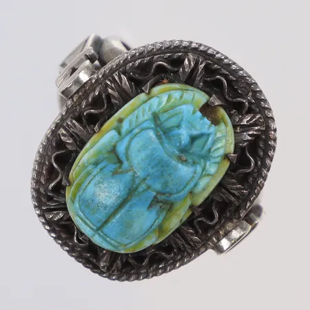 Ring med skarabé, stl 17, bredd 4-21mm, otydliga stämplar, Silver  Vikt: 7,7 g