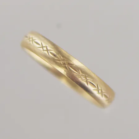 Ring, Ø 19¾ mm, bredd 3,9 mm, graverad, 18K Vikt: 3,9 g