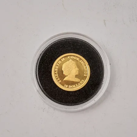 Guldmynt, 24K, Elisabeth II Cook Islands 10 dollars, Oscar II 1829-1907, myntkapsel, vikt 1,2g.