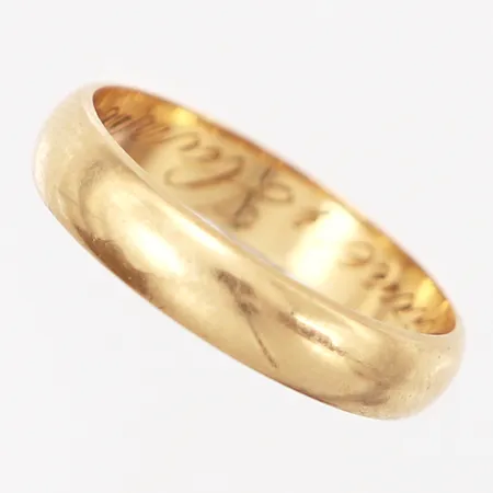 Ring slät, stl 17¾, bredd: 4mm, gravyr, 18K  Vikt: 3,7 g