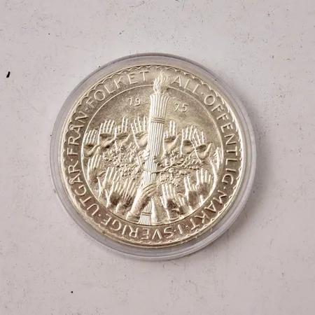 Jubileumsmynt i silver, 50kr, Ø36mm, Nya grundlagen All offentlig makt i Sverige utgår från folket, 1975, silver 925/1000, myntkapsel, vikt 27g.