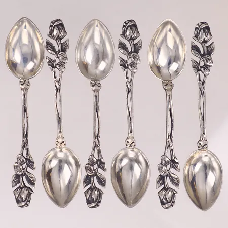 6 Skedar med blomdekor, längd 9cm, silver 830/1000 Vikt: 40,2 g