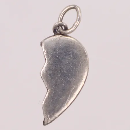 Hänge halvt hjärta, längd 26mm, bredd 9,9mm, ostämplad, silver Vikt: 1,9 g