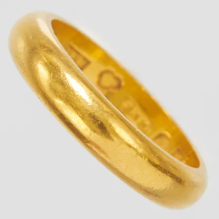 Ring, Ø17½, bredd: 4-4,1mm, personlig gravyr, bucklor, svenska stämplar, 23K Vikt: 7,8 g