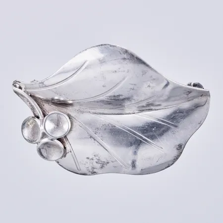 Brosch löv, längd ca 2,9cm, bredd ca 40mm, Silvervarufirman Elsbri Ab, gjord år 1959, aningen skevt nål, silver 830/1000 Vikt: 5,3 g
