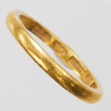 Ring, Ø16¾, bredd: 2-2,2mm, personlig gravyr, svenska stämplar, 23K Vikt: 3,2 g
