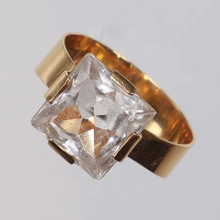 Ring med vit sten, stl, 18, bredd 6-11mm, 18K  Vikt: 4 g
