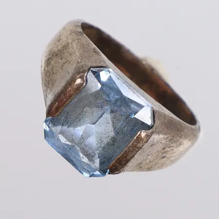Ring med blå sten, stl 16¾, bredd 3-11mm, lös sten, Silver 925/1000 Vikt: 6,2 g