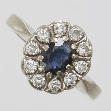 Carmorséring med safir och 10 diamanter 0,50ctv enligt gravyr, Ø17¾, bredd: 2,5-13,2mm, vitguld, 18K Vikt: 5,7 g
