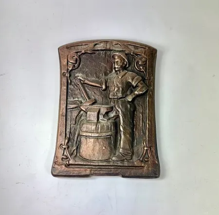 Väggplakett, smed vid städ, Nyzelius Metallgjuteri Eskilstuna, jugend, höjd 31 cm , bredd 23 cm, metall Skickas med postpaket.
