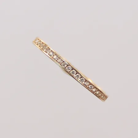 Ring med vita stenar, stl 18, bredd 2mm, 14K, 1,1g Vikt: 1,1 g
