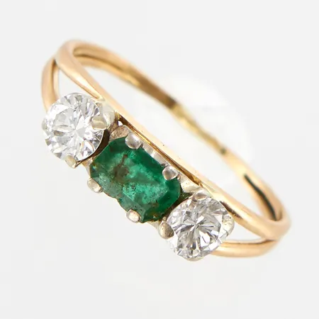 Ring med smaragd och diamanter 2x0,23ct, smaragd ca 3,1x6,2mm, stl 16½, bredd framtill ca 4mm, skev, slitna klor, nagg & kraftiga inneslutningar i smaragd, 18K Vikt: 1,8 g