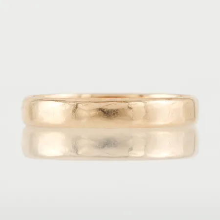 Ring slät med gravyr, storlek 21 mm, bredd 3.8 mm, 18k. Vikt: 3,2 g