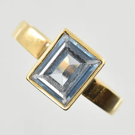 Ring med blå sten, stl 20½, bredd 4-11 mm, 18K. Vikt: 7,1 g