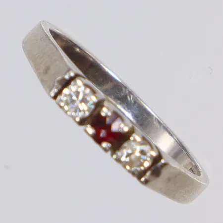 Ring med röd och vita stenar, stl 16,bredd 2-3mm, Silver 835/1000  Vikt: 1,5 g