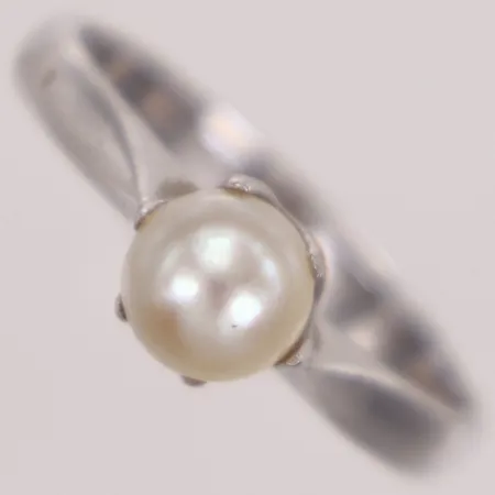 Ring med odlad pärla Ø6,5mm, stl 19, bredd 2,8-6,6mm, Alton, vitguld, 18K  Vikt: 3,9 g