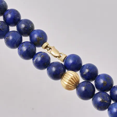 Sten collier, 45cm, Lapis Lazuli, bredd 10mm, gulmetalls detaljer, trätt på vajer, vikt 63,46g.