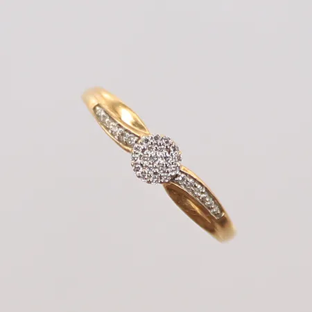 Ring med diamanter, ca 25 x ca 0,005ct, stl 17¾, bredd 2-4mm, GHA, 18K, 2,2g Vikt: 2,2 g