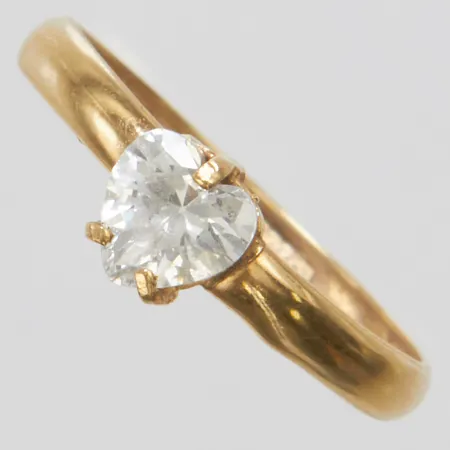 Ring, vit sten, Ø15¾, bredd: 2,2-5,2mm, italienska stämplar, 9K Vikt: 0,5 g
