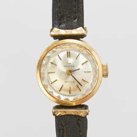 Damur, Omega DeVille, Ø17,5mm, kvarts, går ej, guld på stål, slitet läderband, inga tillbehör.