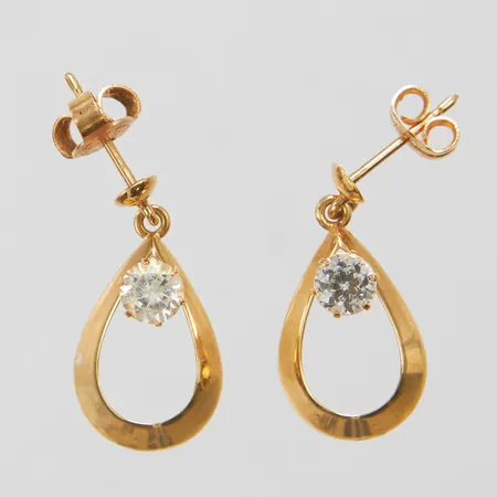 Ett par örhängen, vita stenar, 21,8x10,8mm, omaka snurrebussar, 18K Vikt: 1,8 g