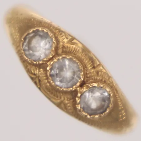 Ring med vita stenar, stl 17½, bredd 2,5-7,3mm, slitage, gravyr, 18K  Vikt: 4,1 g